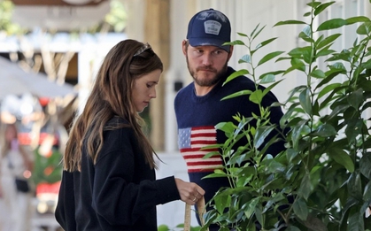 Tài tử Chris Pratt vui vẻ đi ăn trưa cùng mẹ và vợ