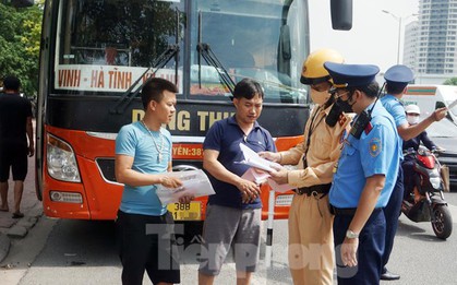 Lượng phương tiện tăng đột biến trước kỳ nghỉ lễ 2/9, nhiều xe khách "nhồi nhét" bị xử lý