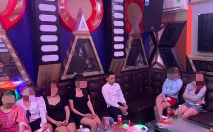 Nhóm thanh niên cả nam và nữ bay lắc trong quán karaoke
