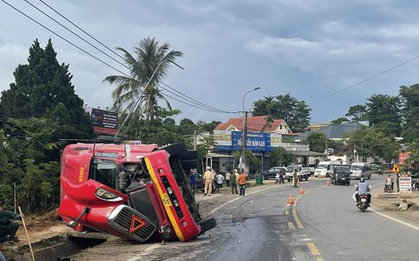 Xe đầu kéo bất ngờ lật gây tai nạn liên hoàn, nhiều phương tiện hư hỏng nặng