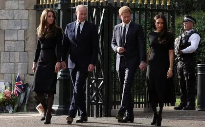 Nữ hoàng Elizabeth II băng hà: Điều bất ngờ bên ngoài lâu đài Windsor