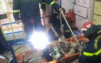 TP.HCM: Giải cứu người phụ nữ ngất xỉu mắc kẹt trong căn gác nhỏ hẹp