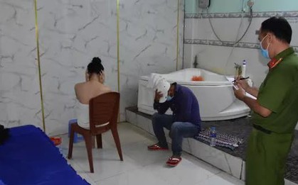CLIP: Thu giữ cuốn sổ ghi chép hoạt động tại cơ sở massage kích dục