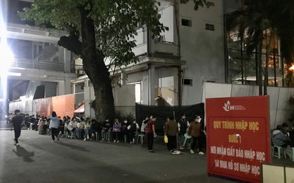 Hàng trăm thí sinh, phụ huynh xếp hàng từ 5h sáng chờ làm thủ tục nhập học