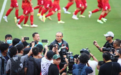 Ông Park nổi nóng và khoảng tối sau hậu trường