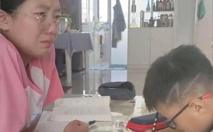 Chê mẹ hung dữ khi kèm em trai học, cô bé bật khóc sau khi thế vị trí của mẹ