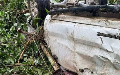 Xe ô tô bán tải lao xuống vực sâu, 3 người thương vong
