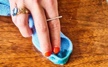 Mẹo nhỏ giúp loại bỏ những vệt nước trên mặt gỗ khiến bạn đau đầu