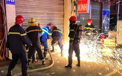 TP.HCM: Cháy thẩm mỹ viện, cảnh sát cắt cửa cuốn cứu 7 người