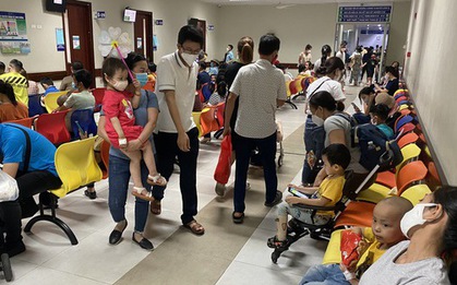 Nhiều bệnh viện ở TP.HCM, Hà Nội đang chật kín bệnh nhi nhiễm vi rút, bệnh hô hấp...