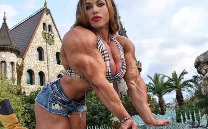 Vẻ ngoài ấn tượng của ‘cô gái cơ bắp nhất thế giới’, ảnh ngày bé còn bất ngờ hơn