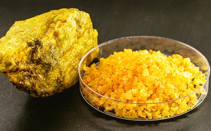 Tại sao các nhà khoa học có thể chạm vào Uranium mà không cần quần áo bảo hộ?