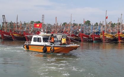 Một ngư dân mất tích khi tàu vào tránh bão số 4