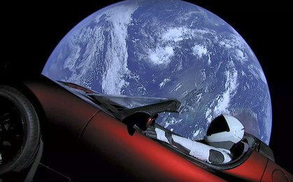 Sau 4 năm được Elon Musk gửi vào vũ trụ, số phận chiếc Tesla Roadster 100.000 USD giờ ra sao?