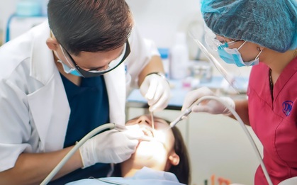 Quy trình dán sứ veneer: Đơn giản và ít phải mài hơn làm răng sứ, nhưng cũng "khó nhằn" ra phết