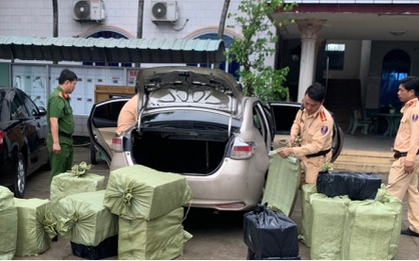 CSGT Bình Dương truy đuổi, bắt giữ xe ô tô chở 8.450 bao thuốc lá lậu