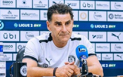 Bị hoài nghi về công tác chuyển nhượng, HLV của Pau FC đáp trả gay gắt