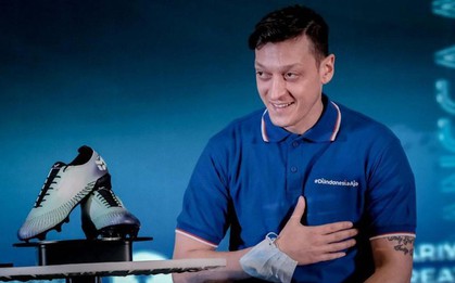 Mesut Ozil trên đường sang Malaysia chơi bóng