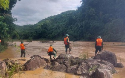 Một thanh niên bị nước lũ cuốn trôi khi vượt qua sông Bung