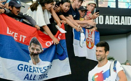 Djokovic rạng rỡ trở lại Australia sau 1 năm bị trục xuất