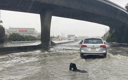 Dòng sông trên trời tấn công, California thành biển nước và tuyết
