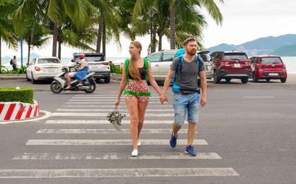 Cảnh trái ngược: Ngày vắng lặng, đêm đông nghẹt ở Nha Trang dịp Tết