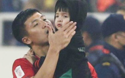 Duy Mạnh, Tiến Dũng đón con ăn mừng sau trận Việt Nam thắng Indonesia