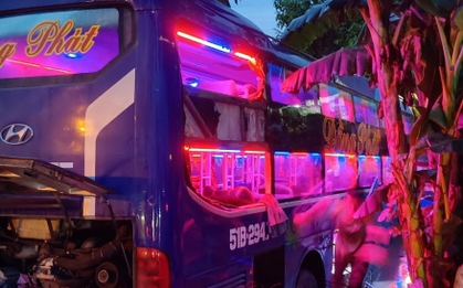 Nam hành khách giật tay lái khiến xe giường nằm lao xuống mương