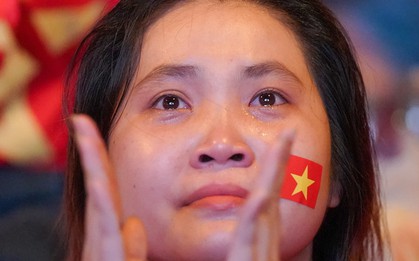 Người hâm mộ TPHCM rơi nước mắt khi đội tuyển Việt Nam suýt bại trên sân nhà