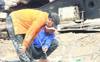 Vụ cháu bé lọt trụ bê tông 35m tại Đồng Tháp: Cần cẩu 80 tấn cứu hộ bị trục trặc