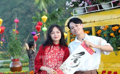 Giới trẻ Đà Nẵng rộn ràng check in vườn hoa xuân dưới chân Ngũ Hành Sơn