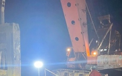 Vụ bé trai lọt trụ bê tông: Đã đưa được đốt cọc thứ nhất dài 12m lên mặt đất