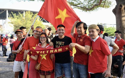 Cổ động viên Việt Nam rực đỏ sân vận động Thammasat, cổ vũ đội tuyển quốc gia trong trận chung kết lượt về