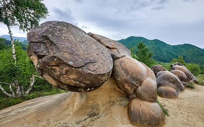 Những tảng đá bí ẩn biết ‘sinh nở’ ở Romania
