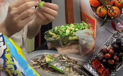 Mẹ sắm bánh kẹo Tết, con liền lén khui ra ăn: Tình trạng chung của nhiều nhà khiến dân mạng bật cười