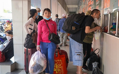 TP.HCM: Bến xe Miền Tây nhộn nhịp người về quê ngày 28 Tết