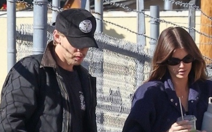 Mẫu 9X Kaia Gerber để mặt mộc xinh đẹp đi chơi cùng bạn trai