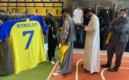 Fan xếp hàng chờ mua áo đấu của Ronaldo