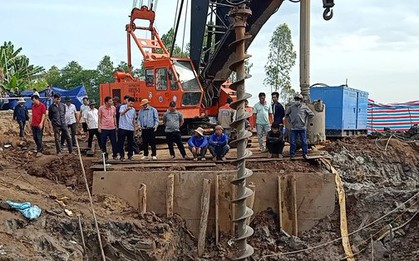 Bé trai 10 tuổi rơi xuống hố bê tông: Chủ tịch Đồng Tháp trực tiếp chỉ huy giải cứu