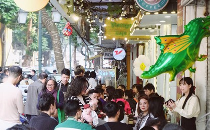 Hà Nội 30 Tết đông nghịt: Dân tình rủ nhau hẹn hò cà phê, không khí háo hức chào đón năm mới ngập tràn khắp muôn nơi