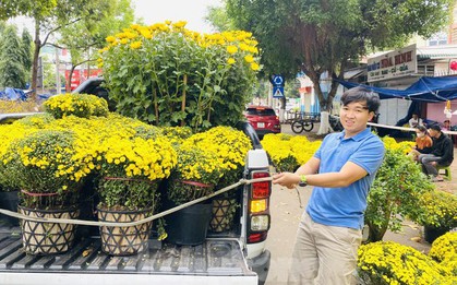 Người dân Đắk Lắk đổ xô mua hoa hạ giá chiều 30 Tết