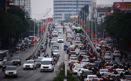 Ngày đầu đi làm sau kì nghỉ Tết: Đường phố Hà Nội kẹt cứng, TP.HCM thông thoáng