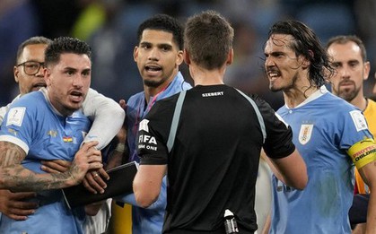 FIFA trừng phạt các cầu thủ Uruguay vì tấn công trọng tài ở World Cup 2022