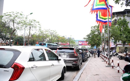 Hỗn loạn dịch vụ trông giữ xe xung quanh các đền, chùa đầu xuân mới