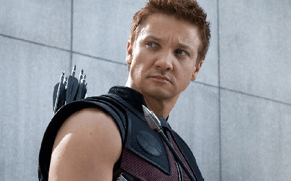 Tài tử Hawkeye bị xe ủi cán qua chân, phải phẫu thuật 2 lần vì bão tuyết kinh hoàng