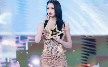 Quan Hiểu Đồng diện váy xuyên thấu