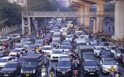 Đường phố ùn tắc, người dân chật vật đi làm trong ngày đầu tuần năm mới
