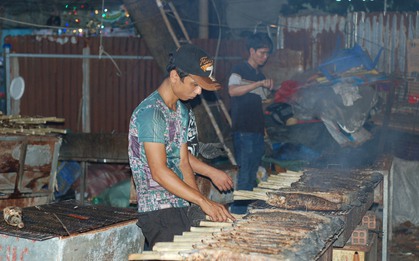 Phố cá lóc nướng ở TP.HCM đông nghẹt ngày vía Thần Tài, tiểu thương phấn khởi vì "hốt bạc"