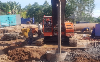 Đồng Tháp: Đề xuất phương án đưa trụ bê tông và thi thể bé trai lên mặt đất