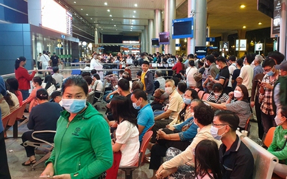 Sân bay Tân Sơn Nhất nhộn nhịp người dân đón Việt kiều về nước ăn Tết sau 2 năm